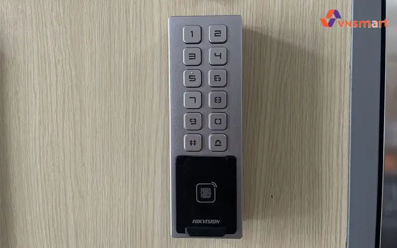 Máy chấm công vân tay Hikvision DS-K1T805MBFWX